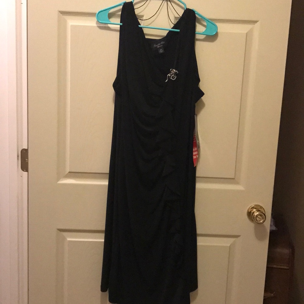 Scarlett Nite woman black dress